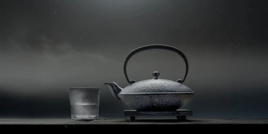 OIGEN's Summer Cast Iron Teapot: A New Way to Enjoy Chilled Sake on Warm Nights